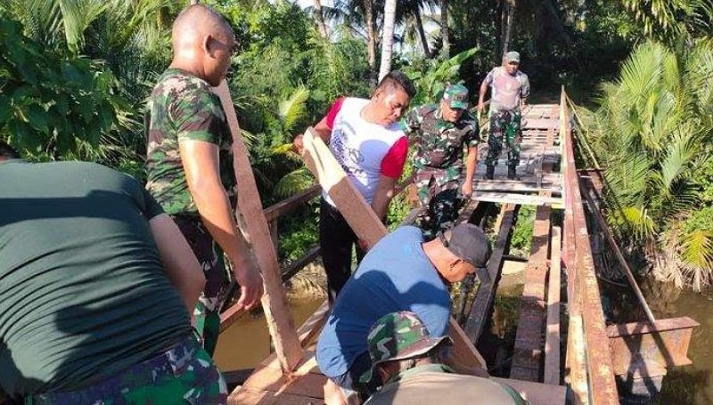 Personel TNI AD Kodim 0103/Aceh Utara Renovasi Jembatan Vital di Desa Blang Peuria