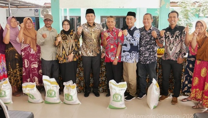 KOMINFO, Sidoarjo - Plt. Bupati Sidoarjo H. Subandi Terus Monitor Penyaluran Bantuan Pangan Beras di Kecamatan Tanggulangin