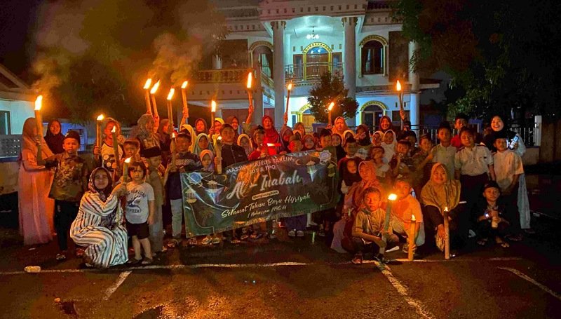 Semangat Pawai Obor Sambut Tahun Baru Islam di Kampung Kalenderwak Meski Diguyur Gerimis
