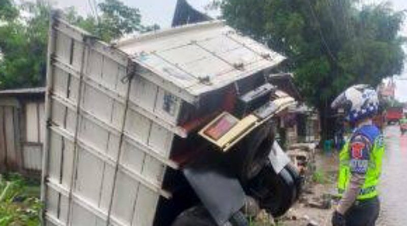 Truk Tanpa Muatan Tabrak Pembatas Jembatan dan Tercebur ke Kali Cibeureum Akibat Sopir Mengantuk
