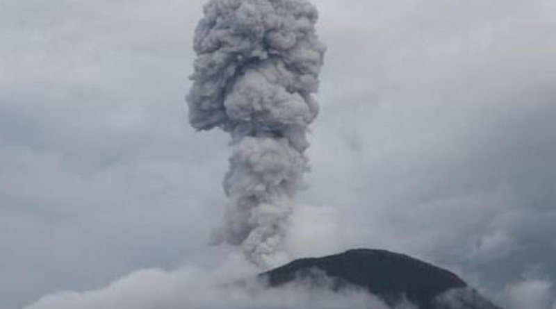 Gunung Ibu di Halmahera Barat, Maluku Utara, Masih Terus Erupsi