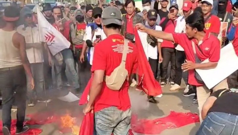 Pekerja J&T Ekspress Gelar Unjuk Rasa Tuntut Hentikan Pemotongan Upah dan PHK Sepihak di Jakarta Utara
