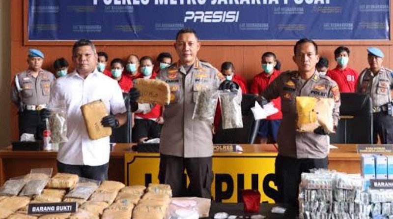 Direktorat Reserse Narkoba Polda Metro Jaya Amankan Dua Pelaku Tindak Pidana Narkoba