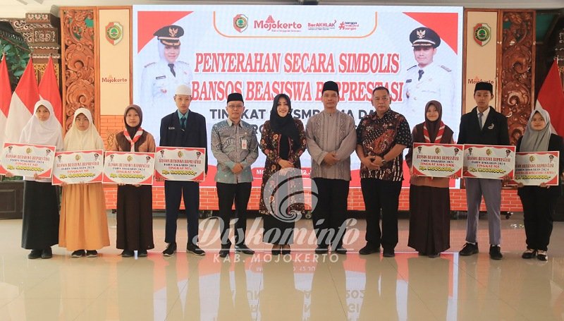 Pemkab Mojokerto Salurkan Beasiswa 1,05 Miliar Rupiah untuk Pelajar Berprestasi