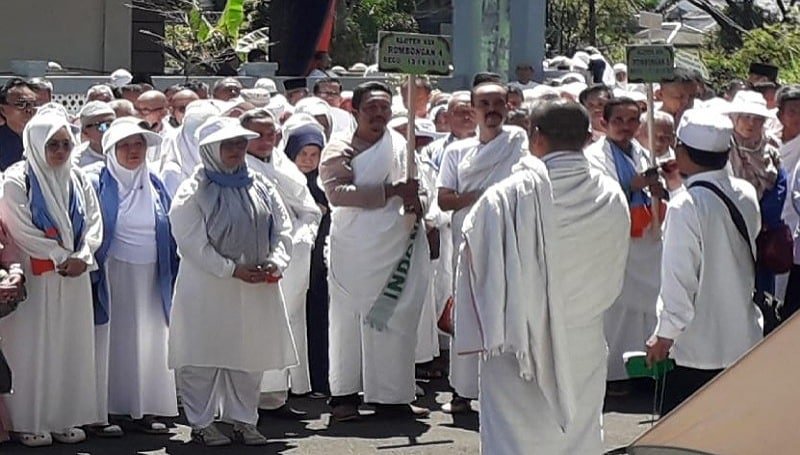 Kepulangan Jemaah Haji Kloter 23 Kabupaten Sumedang Disambut Hangat Keluarga