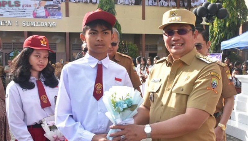 Pj Bupati Sumedang Kunjungi MPLS di SMP Negeri 1 Sumedang: Dorongan Semangat dan Antusiasme bagi Siswa Baru