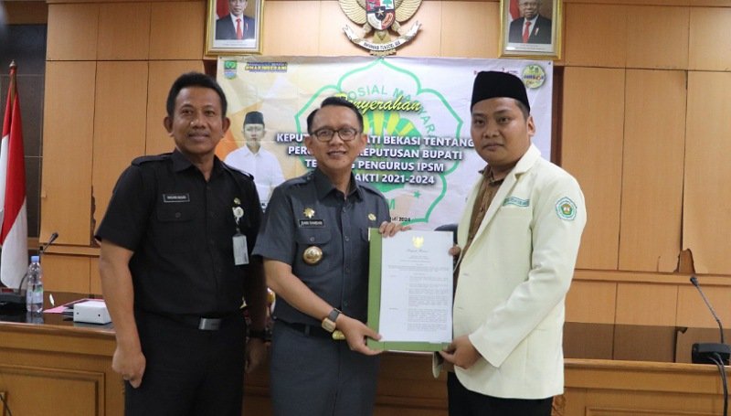 Penjabat Bupati Bekasi Serahkan SK Kepengurusan Baru IPSM Masa Bakti 2021-2024