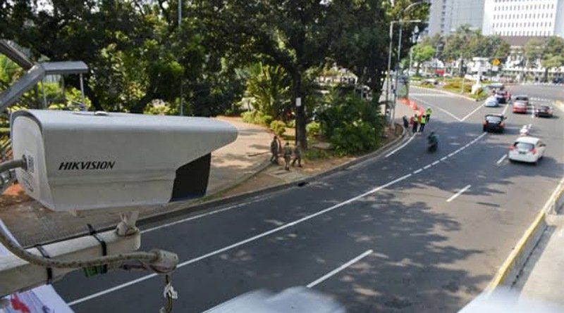 Viral di Media Sosial: Mobil Dinas RI 24 Masuk Jalur Transjakarta, Terhenti Karena Bus Berhenti