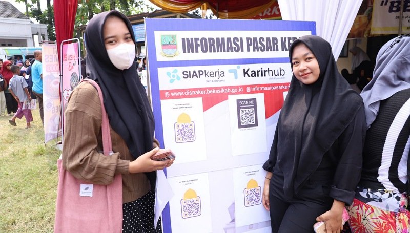 Stand Pelayanan Disnaker Kabupaten Bekasi Hadir dalam Program Botram di Desa Jejalen Jaya, Sediakan Kartu Kuning dan Informasi Lowongan Kerja
