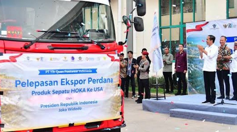 Jokowi Lepas Ekspor Perdana 16 Ribu Pasang Sepatu Hoka ke Amerika Serikat