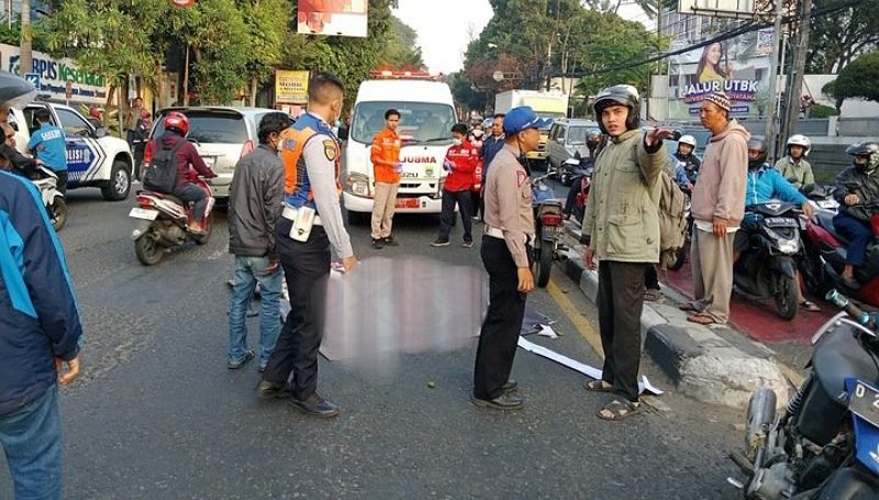 Kecelakaan Lalu Lintas Melibatkan Sepeda Motor dan Pejalan Kaki di Jl. PHH Mustofa