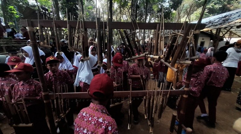 Serunya Pelajar Sukabumi saat Mencoba Angklung Hingga Kaulinan Barudak Sunda