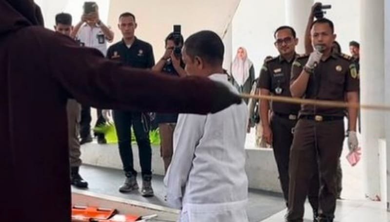 Kejaksaan Negeri Banda Aceh Gelar Eksekusi Cambuk di Taman Bustanussalatin