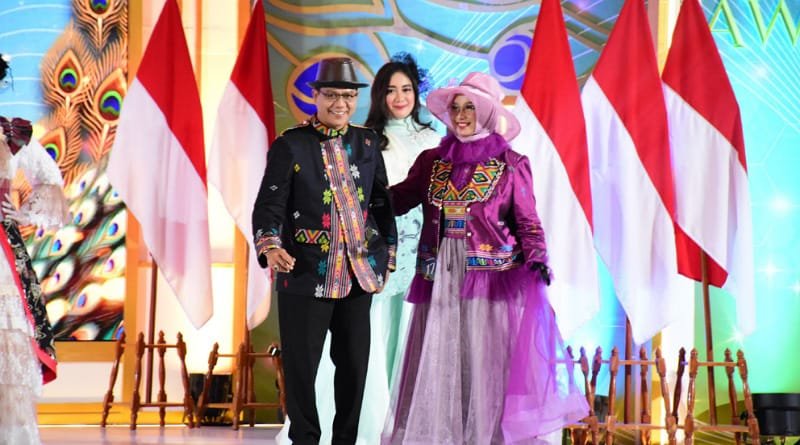 Bupati dan Bunda Bedas Tampilkan  Busana Kain Batik Kina dan Sarung Majalaya Pada Ajang Fashion Show Wastra KKJ-PKJB