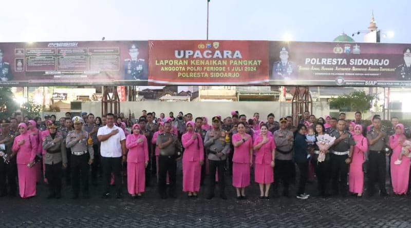 53 Anggota Polresta Sidoarjo Dapat Kado Kenaikan Pangkat di Hari Bhayangkara Ke-78