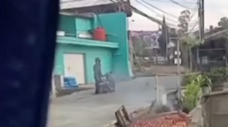 Pengendara Keras Kepala Terjebak di Jalan yang Sedang Dicor