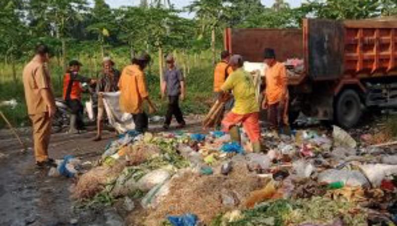 Dinas Lingkungan Hidup OKU Selatan Beraksi Bersama untuk Kebersihan Pasar Saka Selabung