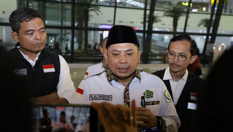 Sekjen Kemenag M Ali Ramdhani Sambut Kedatangan Petugas Haji di Bandara Soekarno-Hatta