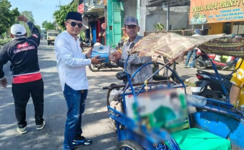 Jumat Berkah Bulan Muharam Ormas Aliansi Madura Indonesia (AMI) Kembali Berbagi Nasi Kotak di Pasar Sidotopo Kidul