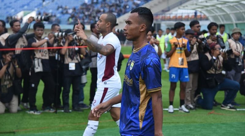 Robi Darwis Bersinar di Bek Kanan Persib, Siap Jadi Pelapis Henhen Herdiana?