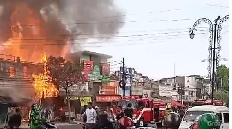 BREAKING NEWS! Pasar Simpang Dago Bandung Dilalap Api Sore Ini