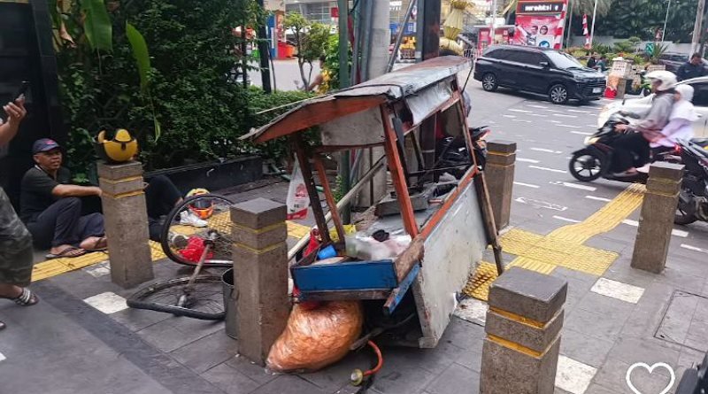 Kecelakaan Tragis di Rasuna Said: Pengendara Motor Tabrak Pedagang Lontong Sayur