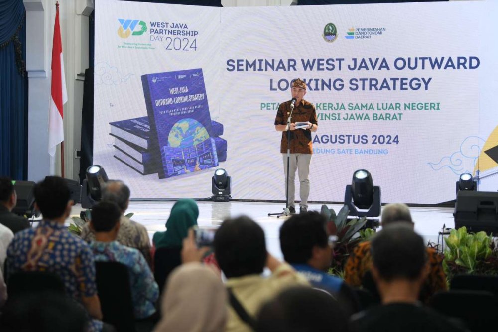 Penjabat Gubernur Jawa Barat Luncurkan Buku West Java Outward Looking Strategy untuk Pengembangan Kerja Sama Global