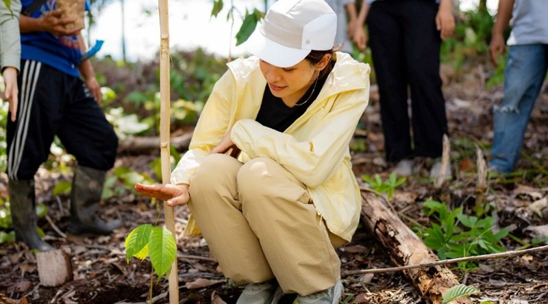 Maudy Ayunda Mendukung Project Reforestasi di Kalimantan dengan Lip Butter Balm