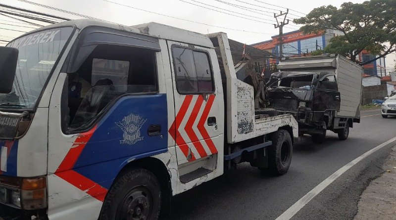 Kecelakaan di Jalur Sukabumi-Bogor, Mobil Ringsek Sopir Terjepit