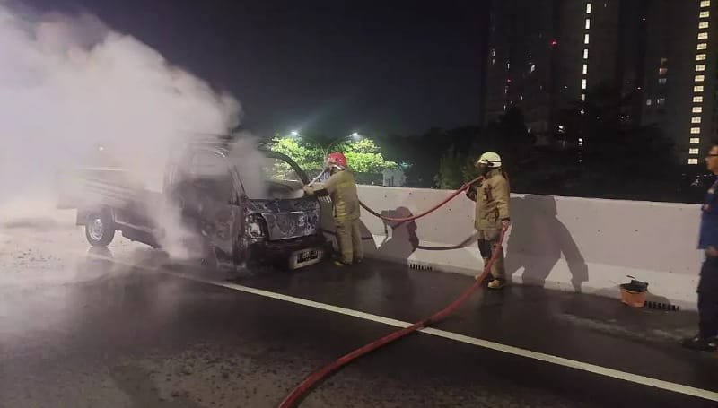 Pikup Terbakar di Tol BSD Serbaraja, Damkar BSD Beraksi Cepat Padamkan Api