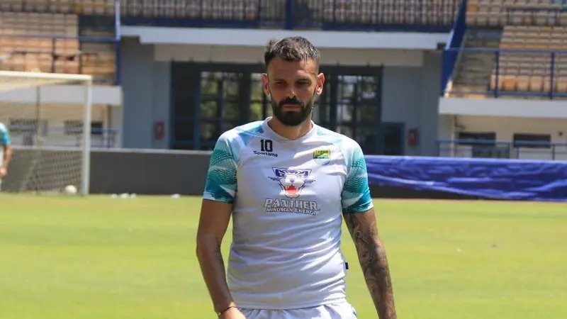 Tyronne del Pino Pasang Target Tinggi untuk BRI Liga 1 2024/2025