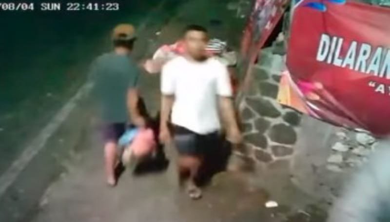 Pembuangan Sampah di Trotoar Jalan Gunung Sanghyang, Pelaku Tertangkap CCTV