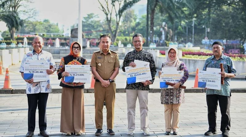 Penjabat Gubernur Jawa Barat Bey Machmudin Pimpin Apel Pagi di Gedung Sate