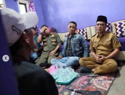 Turut Berduka Cita, Kang DS Kunjungi Keluarga Korban Kasus Pembunuhan yang Menimpa Seorang Wanita Muda di Pacet