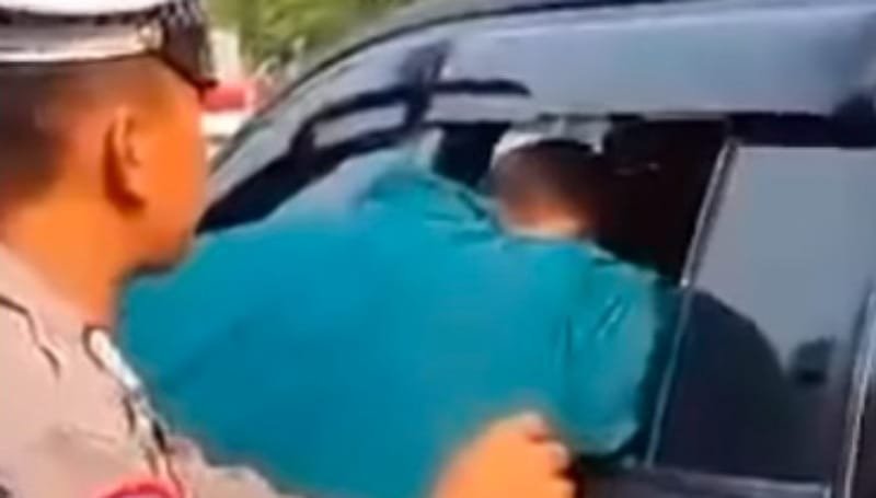 Laka Lantas di Depan Kantor DPRD Kota Pontianak, Polisi Pecahkan Kaca Mobil untuk Selamatkan Pengemudi