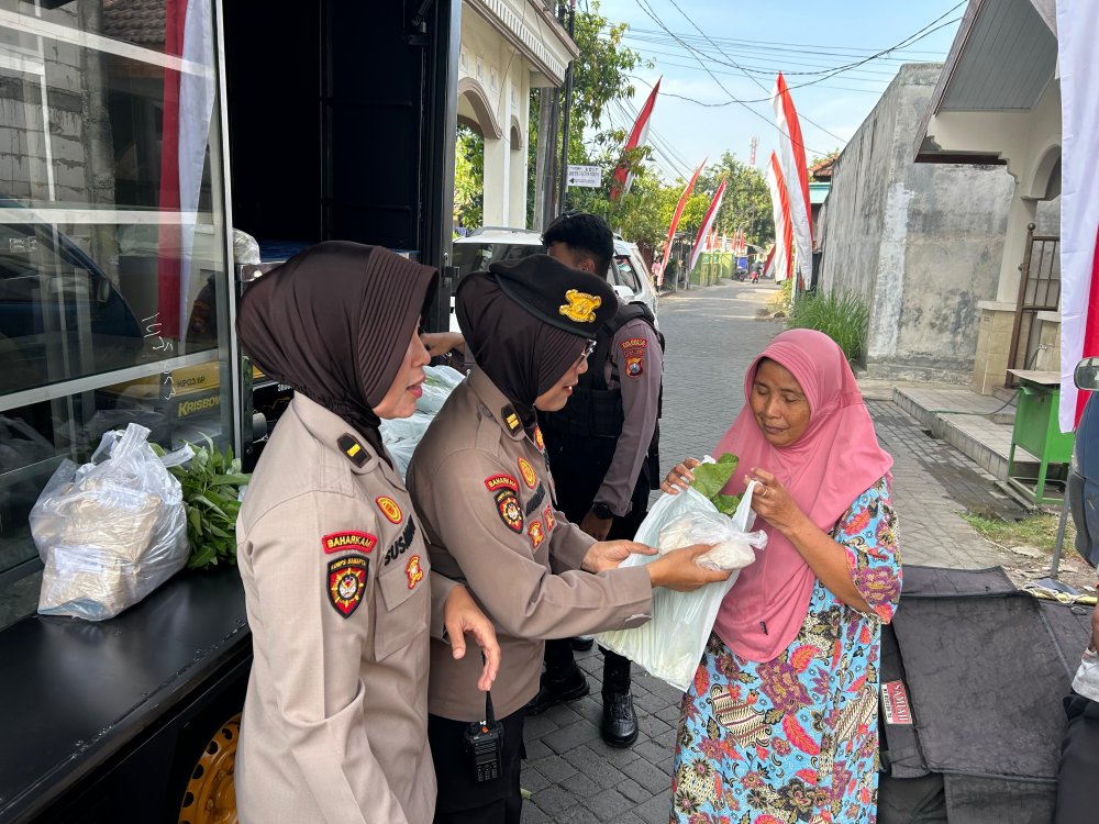 Mobil Dapur Lapangan Polisi Sidoarjo Sapa Emak-emak