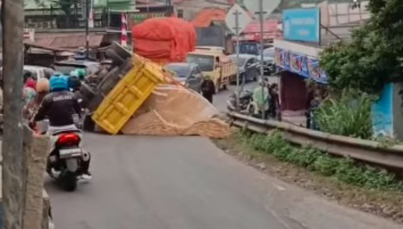 Truk Pengangkut Material Terguling di Cukupa, Lalu Lintas Menuju Pasarkemis Macet 1 KM