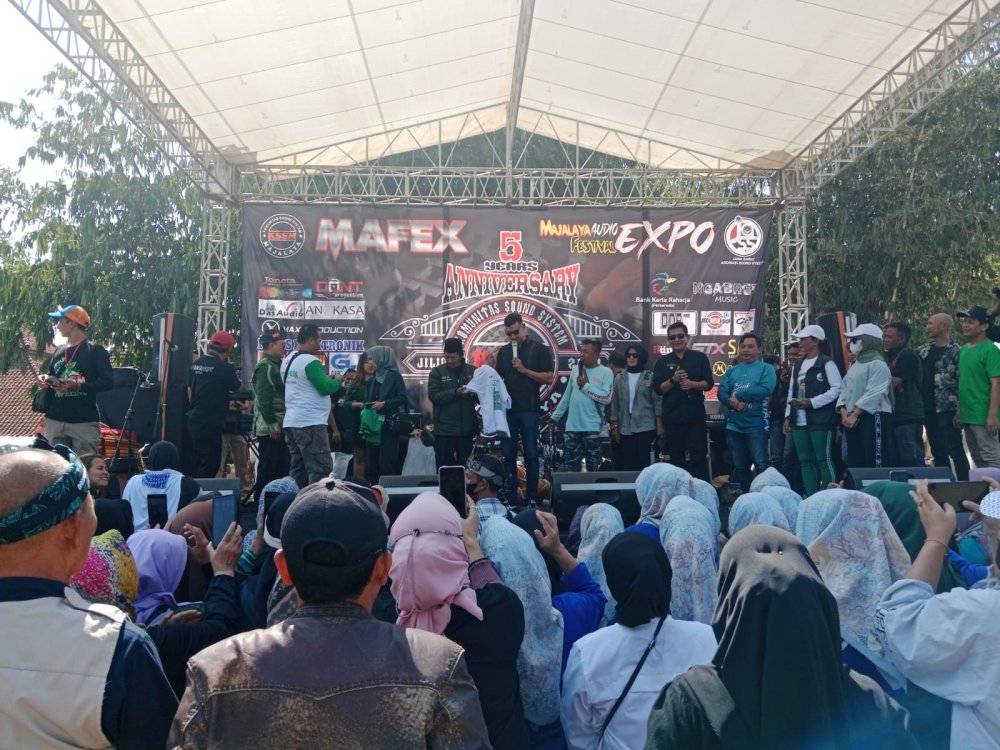 Hadiri Undangan Komunitas Sound System Majalaya, Warga Berebut Ingin Foto Selfie Dengan Ali Syakieb