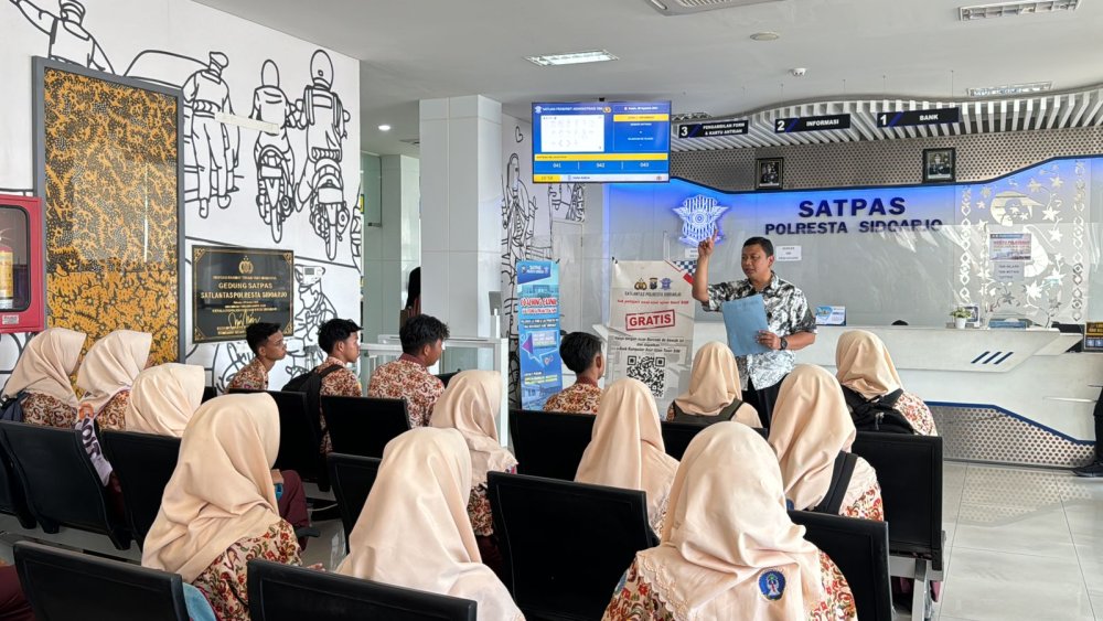 Pelajar SMA dapatkan Edukasi Pembuatan SIM