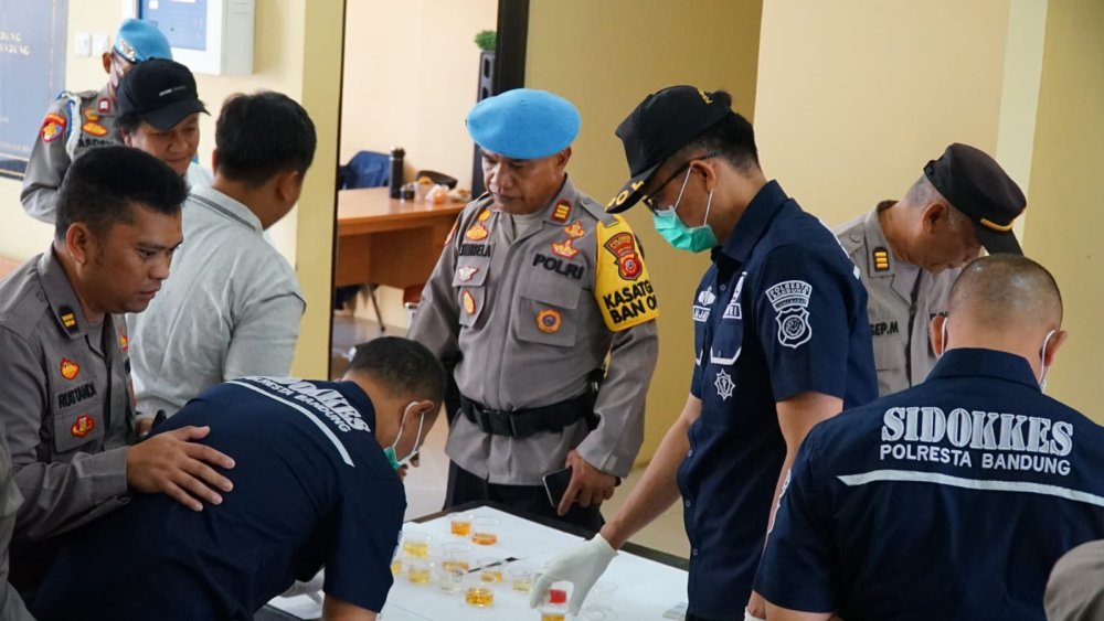 Polresta Bandung Gelar Pemeriksaan Urine Serentak kepada 455 Personel