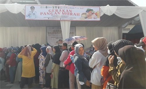 Warga Antusias Serbu Gerakan Pangan Murah di MPP Sumedang
