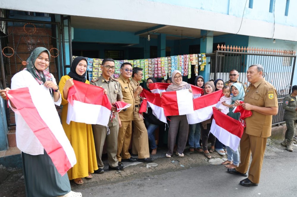 Pemerintah Kabupaten Bogor Bagikan Bendera Merah Putih Sambut HUT RI ke-79