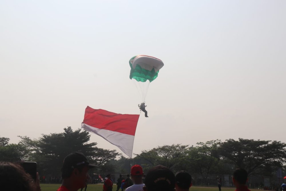 Pemkab Bogor Gelar Atraksi Terjun Payung Memukau di HUT ke-79 RI