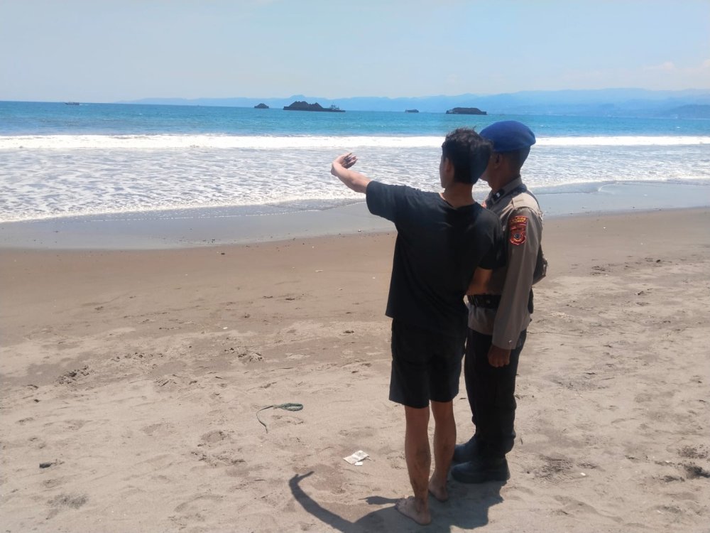 Seorang Remaja Hilang Usai Digulung Ombak Pantai Cipatuguran Sukabumi 