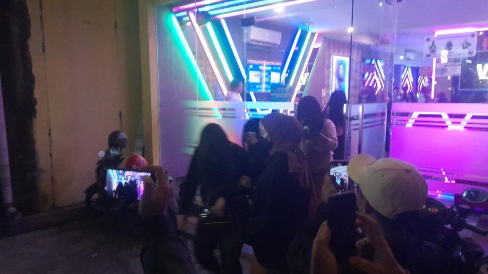 Polisi Grebek THM di Kota Sukabumi, 30 Pria dan Wanita Diamankan dari Room Karaoke