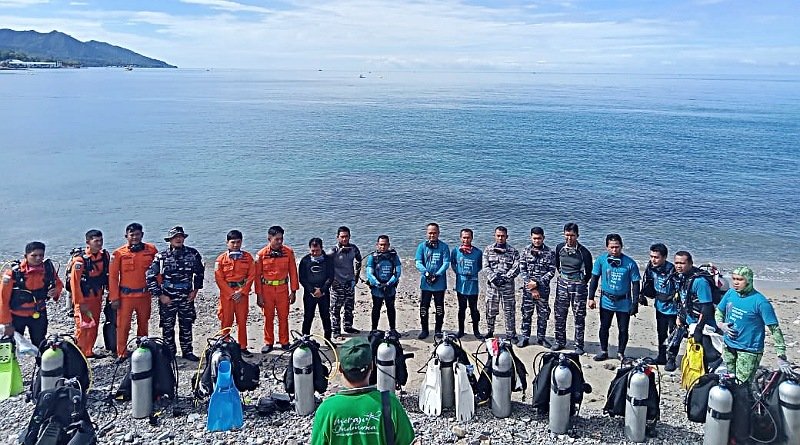 Hari Hiu Paus Internasional: Dewan Pers Lepas Komunitas Penyelam Gorontalo Bersihkan Sampah Plastik