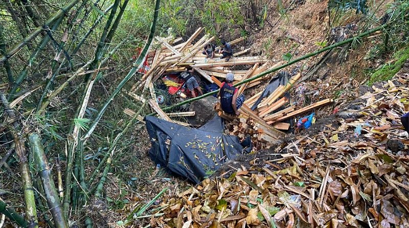 Truk Angkut Kayu Masuk ke Jurang Sedalam 10 meter di Sukabumi