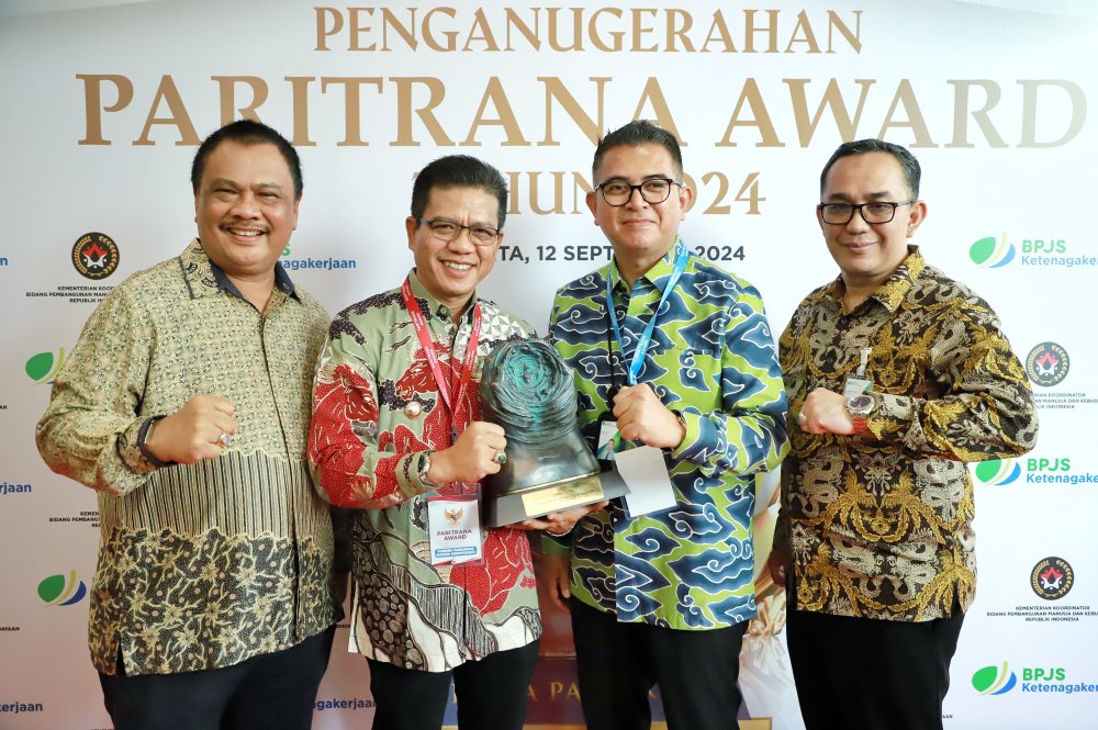 Berikan BPJS Ketenagakerjaan Bagi Pekerja Rentan, Kang DS Raih Anugerah Paritrana Award dari Presiden Jokowi