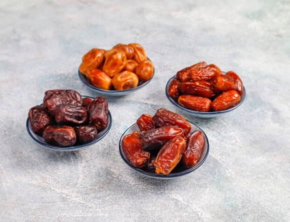 Pentingnya Kebiasaan Sehat di Pagi Hari: Manfaat Mengonsumsi Kurma