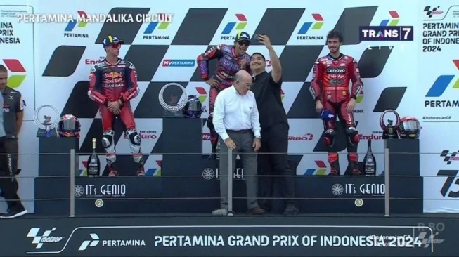 Aksi Menpora Dito, Selfie Saat Seremonial Mendali di Podium